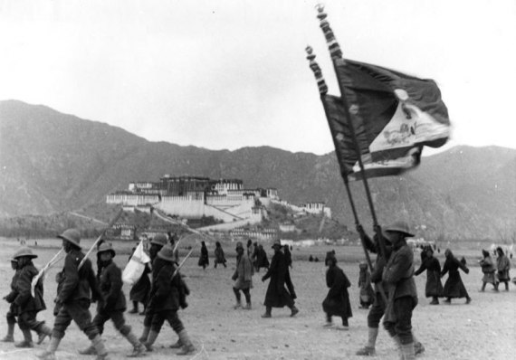 Bundesarchiv_Bild_135-S-11-07-17,_Tibetexpedition,_Militärparade